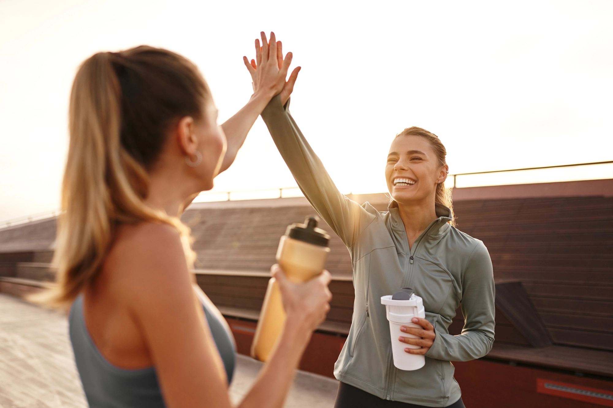 Zwei Frauen geben sich ein High Five nach dem Training
