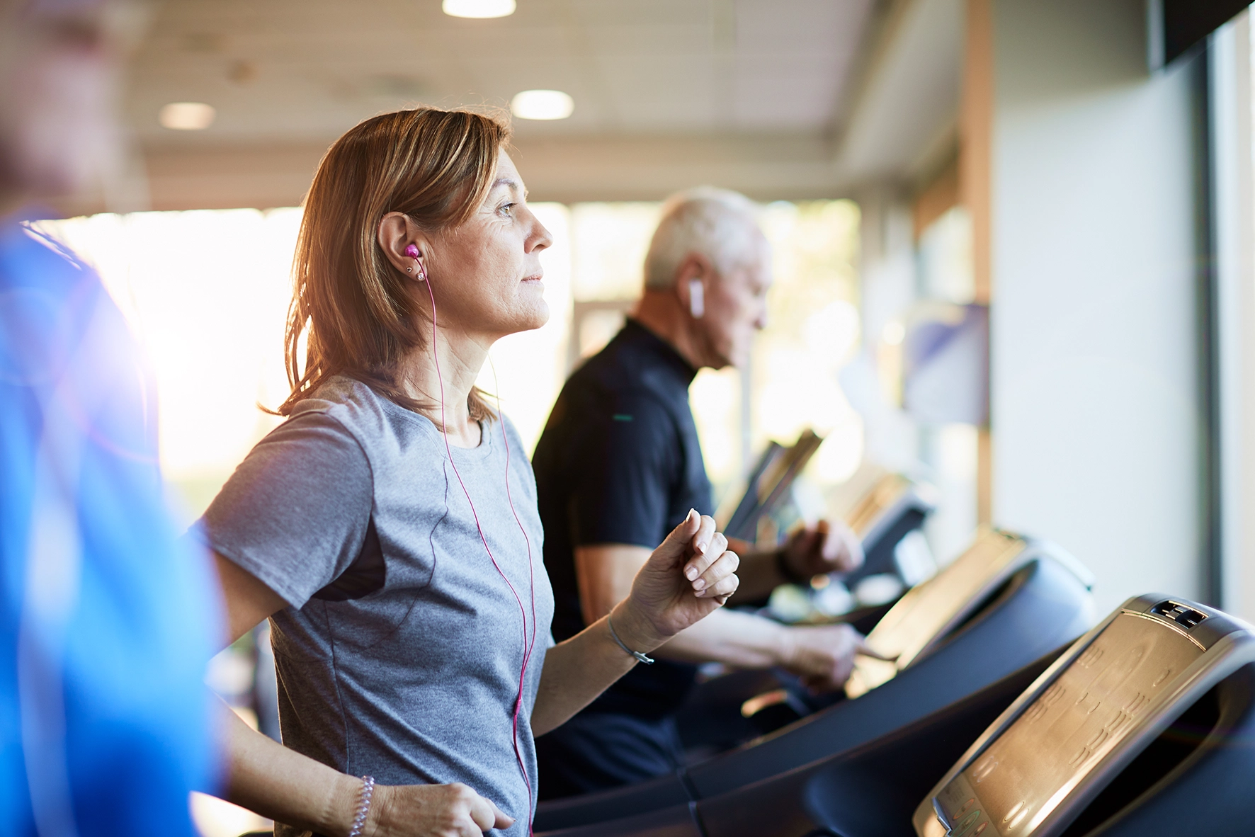Frau joggt auf dem Laufband – aktives Training für mehr Fitness und Gesundheit