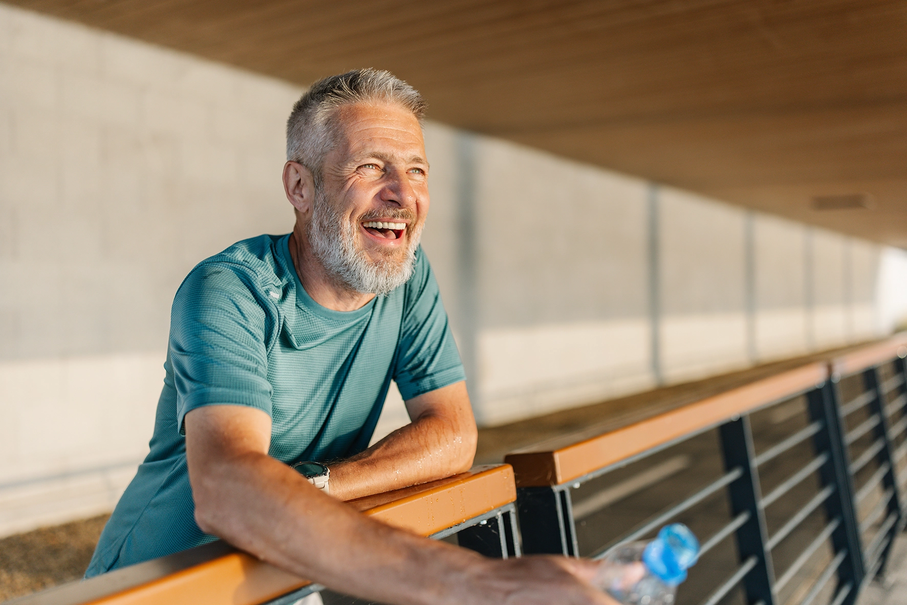 Mann lacht nach dem Training – Freude an Bewegung und gesundem Leben